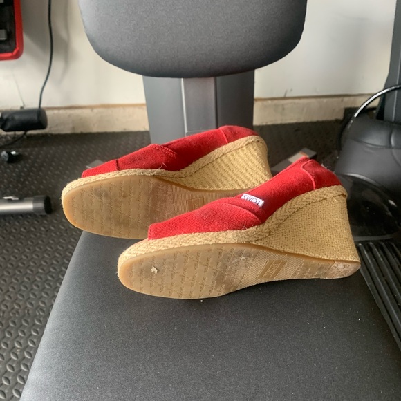 Toms red wedge 6.5 in Great used Condition - Picture 2 of 5